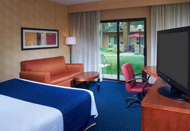 Courtyard By Marriott Chicago Naperville Room photo